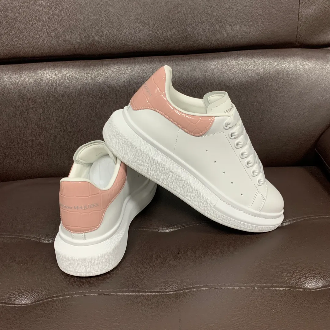 👟👟Ex-factory price 560👟👟 Professional McQueen factory. Top version. Couple style Alexander McQUEEN high version has been upgraded to the highest quality again✅ 💪McQueen Spring, Summer, Autumn and Winter top version Purchasing level✅ Recruiting national online and offline agents to join🤝 🏆Fabric: Original materials imported from Italy. Texture, water-resistant and non-discoloring 🏆Inner lining: ️A-grade Italian imported lining resistant to dirt, sweat-absorbent, breathable and comfortable 🏆Foot pads: top-grade imported Italian super-soft cowhide leather 🏆Outsole: PU+counter 1:1 🏆Shoe box: original white box. Plus white flip cover for double-layer protection. Cloth bag. Handbag. Certificate of 1:1 mold opening, 4-piece set. Delivered with a pair of shoelaces. 🖕🏿🖕🏿🖕🏿 You can choose any pair of shoelaces in any color of our factory 🏆Code number: women's 34-41. men's 38-46 🏆Special remarks (women's code 34.40.41, men's code 38.45.46 is customized, no returns or exchanges) Win-win cooperation 🤝